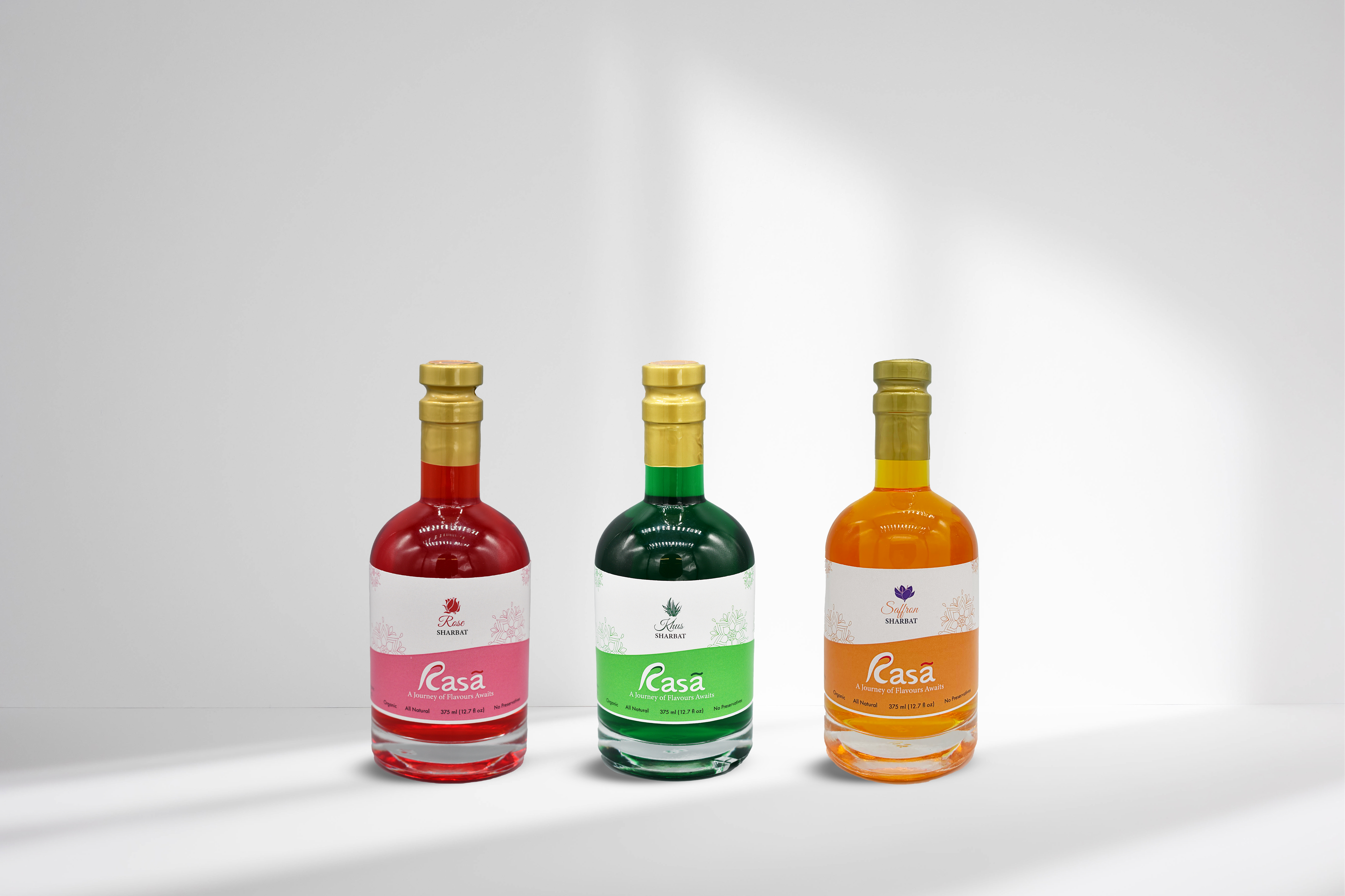 Bottle mockup showcasing Rasã label applied on glass with foil highlights